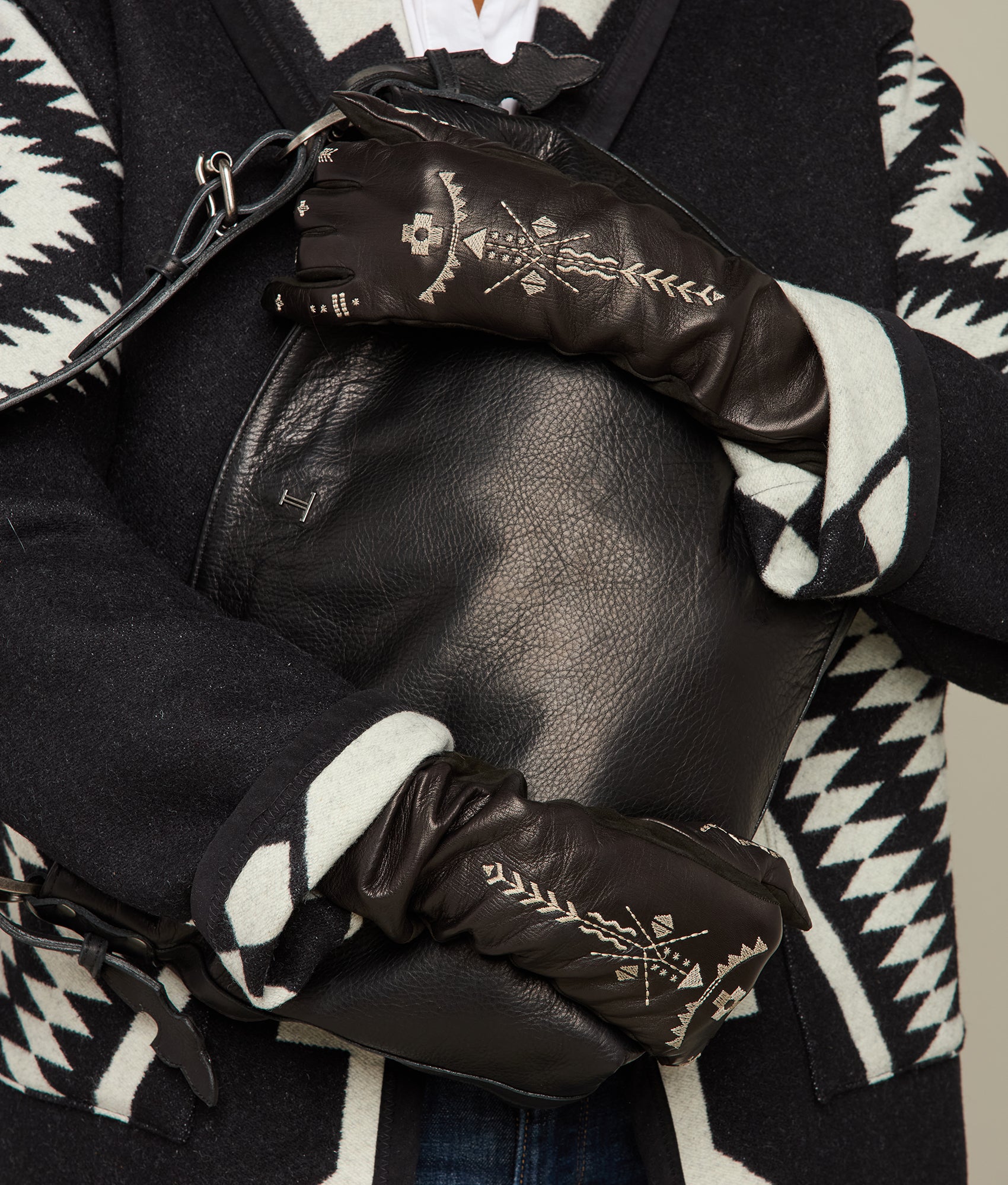 Medium Maryn Shoulder Bag :: Black - Image 3